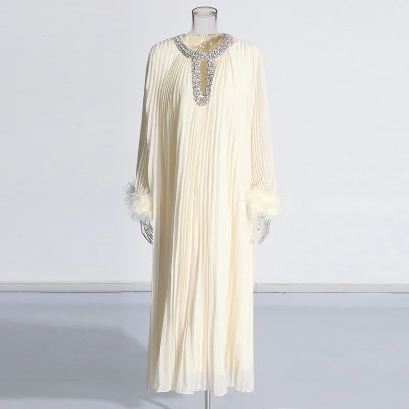 2026 Frühling Neues Übergrößen-Maxikleid im High-End-Stil mit Schlankheits-Effekt, Strass und Straußenfedern-Design für Damen – Detail 17