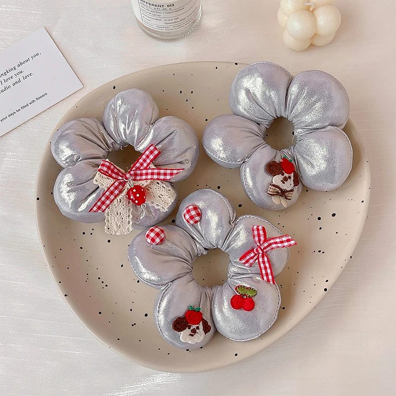 2026 Neue Niedliche Gepolsterte Blumen-Stoff-Scrunchies für Frauen und Mädchen in Silberfarbe mit Hochelastischer Gingham-Schleife und Erdbeer-Pferdeschwanz-Haargummi – Detail 3