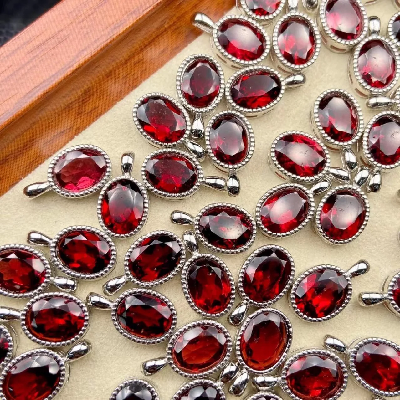 

Wholesale 10pcs/lot Natural Garnet 6x8mm Faceted Oval Semi-Precious Gemstone Jewlery Pendant For Necklace