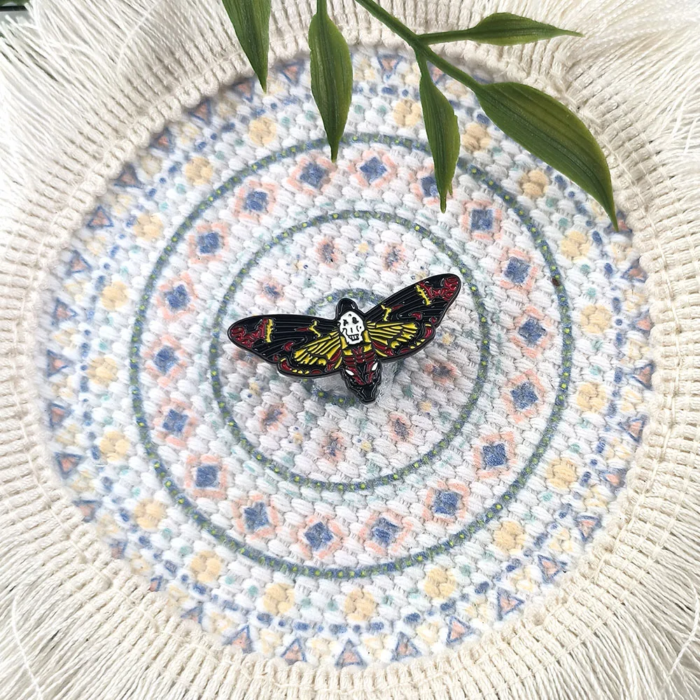 الظلام غامض Acherontia Styx بروش الفيلم الإبداعي الطرفية المينا دبوس مجوهرات الأزياء الملابس العصرية يقترن شارة هدية