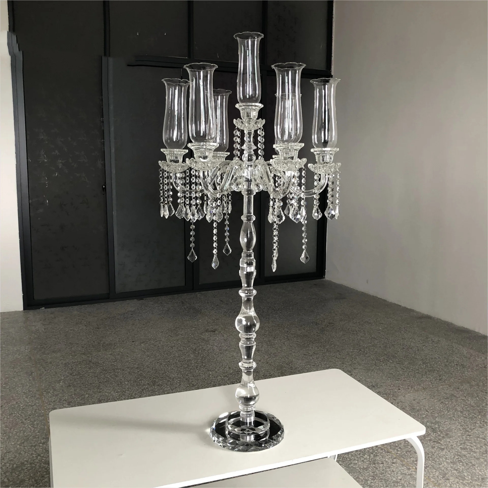 

4 шт. (Новый дизайн) Вазы 120 см для свадебных и праздничных мероприятий. Подсвечник с 7-ю подвесными хрустальными бусинами в форме чашки-урожайника.