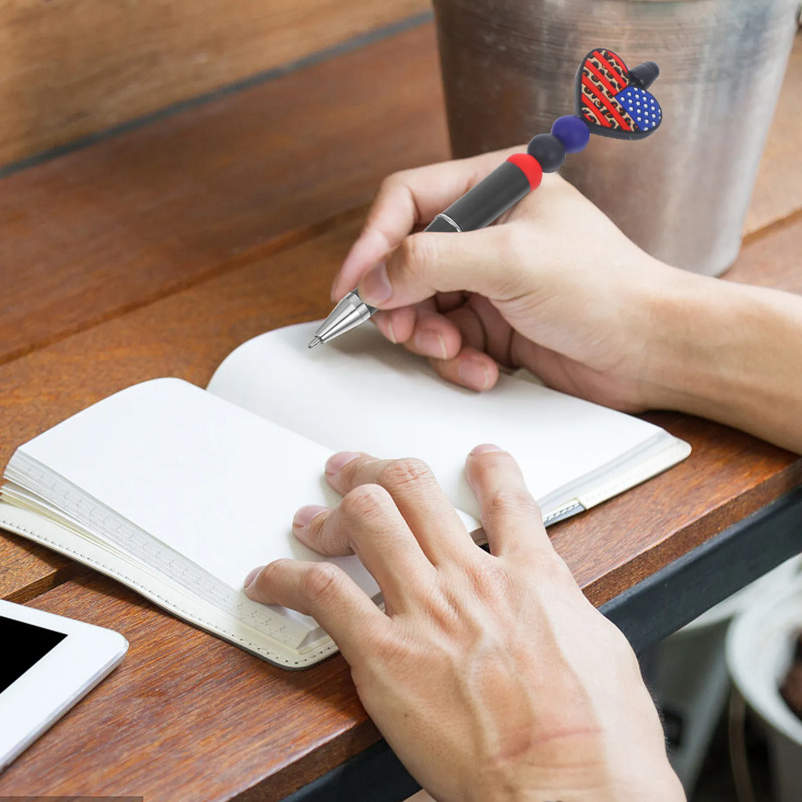 

Гелевая ручка в форме сердца с американским флагом, силиконовый корпус, плавное письмо, патриотическая канцелярская принадлежность ко Дню независимости, подарок для студентов