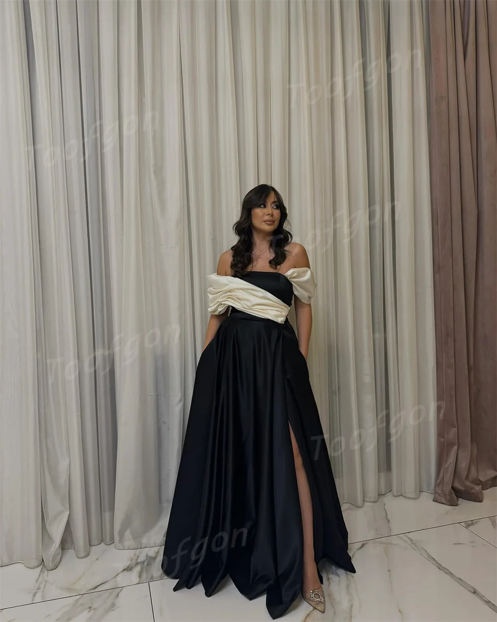 Toofgon قبالة الكتف فساتين الحفلات المسائية السوداء مخصصة الساتان ألف خط الجانب الشق فساتين لحضور الحفلات الموسيقية النساء فساتين الحفلات الرسمية