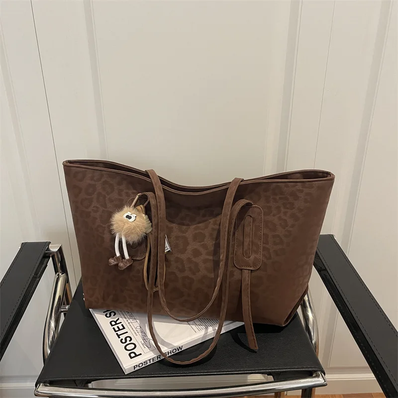 

2025 autumn and winter new casual and simple tote bag fashionable individual and trendy shoulder bag for women