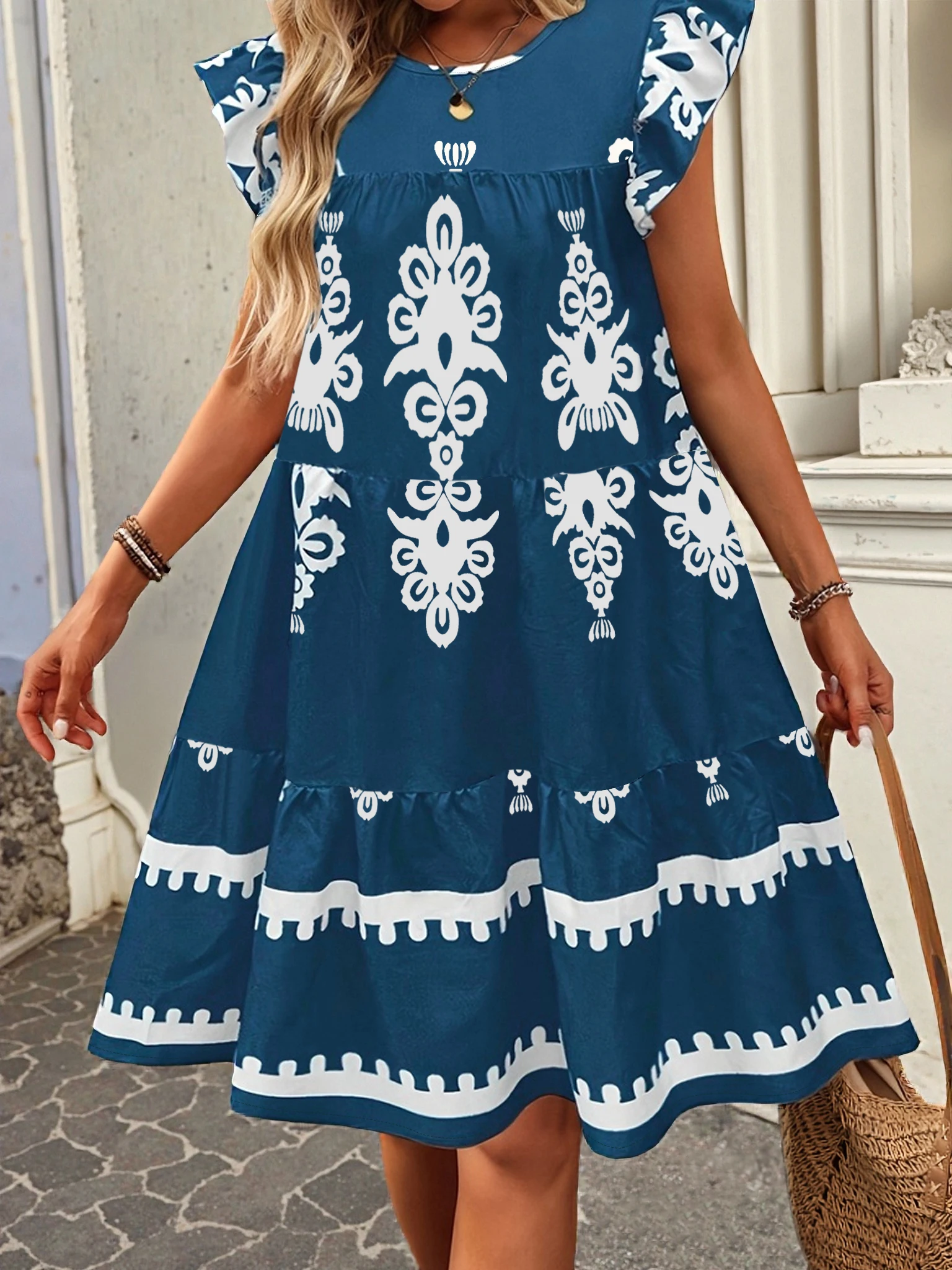 Vestido midi feminino com gola redonda e manga plissada azul e branco com estampa étnica em camadas e bainha solta