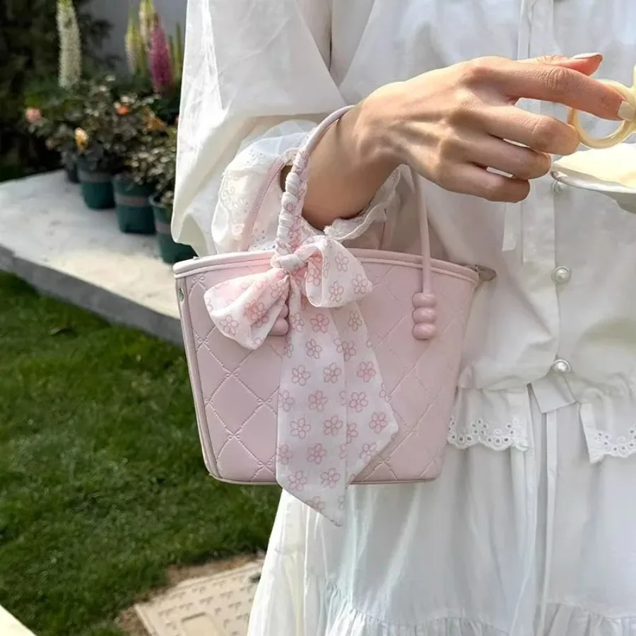 

New spring and summer fashion popular casual daily large-capacity small fresh hitched simple senior sense of niche handbag