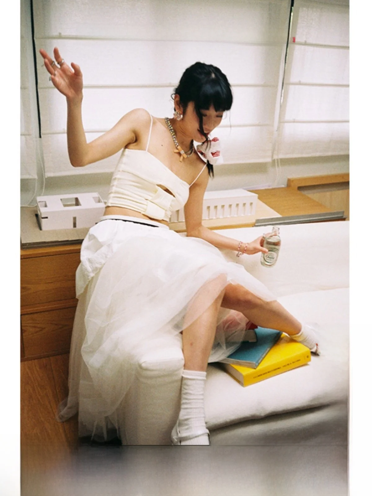 

Желтый укороченный топ с вырезами и узлами для женщин, новый повседневный хлопковый модный топ для весеннего сезона