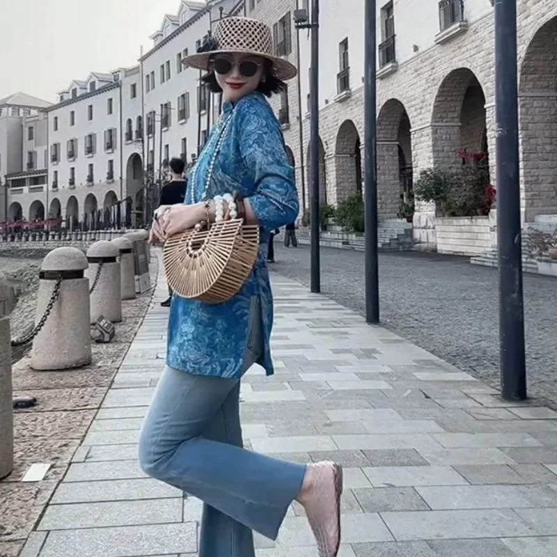 เสื้อเชิ้ตพิมพ์ลายดอกไม้สีน้ำเงินสไตล์จีนสำหรับผู้หญิง ฤดูร้อน วินเทจ คอตั้ง เสื้อผู้หญิงแฟชั่น ทรงเข้ารูป กระดุมแบบกบ