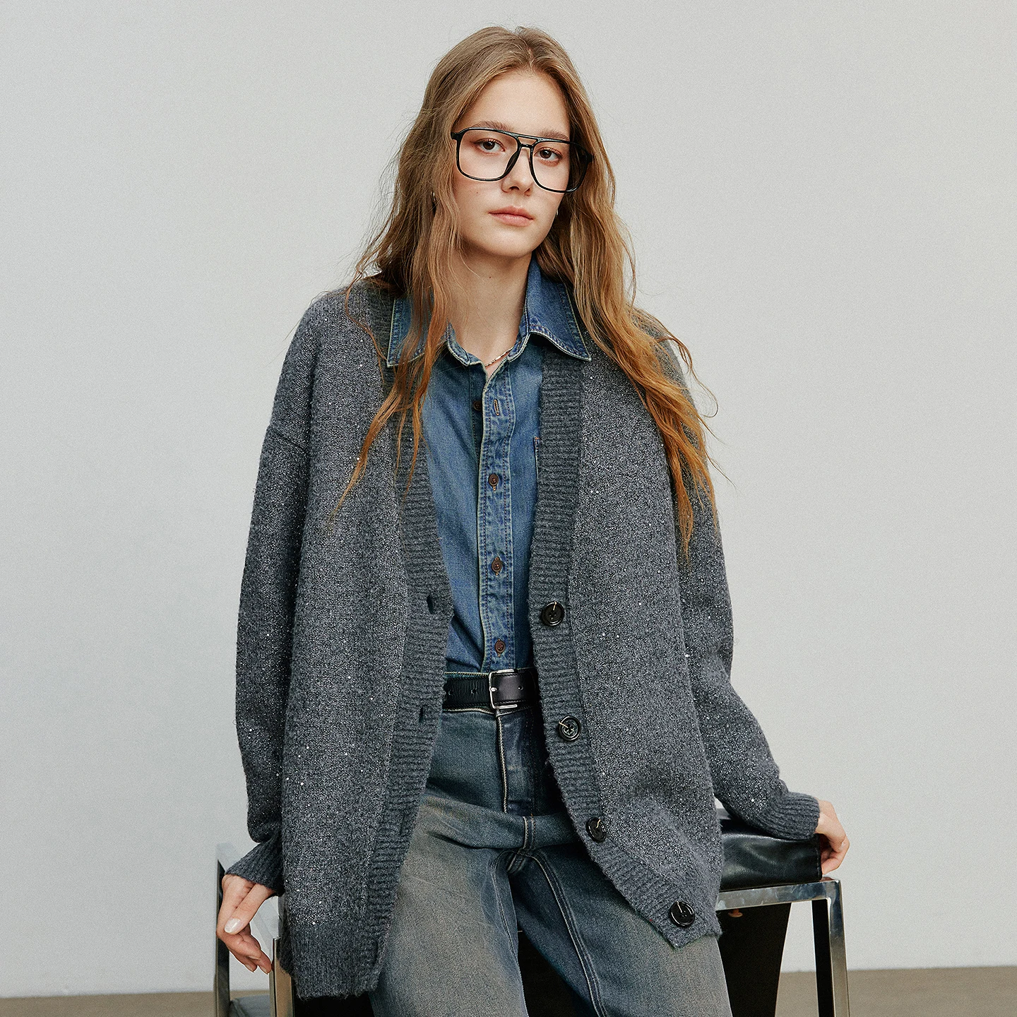 TOYOUTH سترة صوفية نسائية 2025 خريف جديد ريترو الخامس الرقبة حبة سترة سترة رمادي دخاني