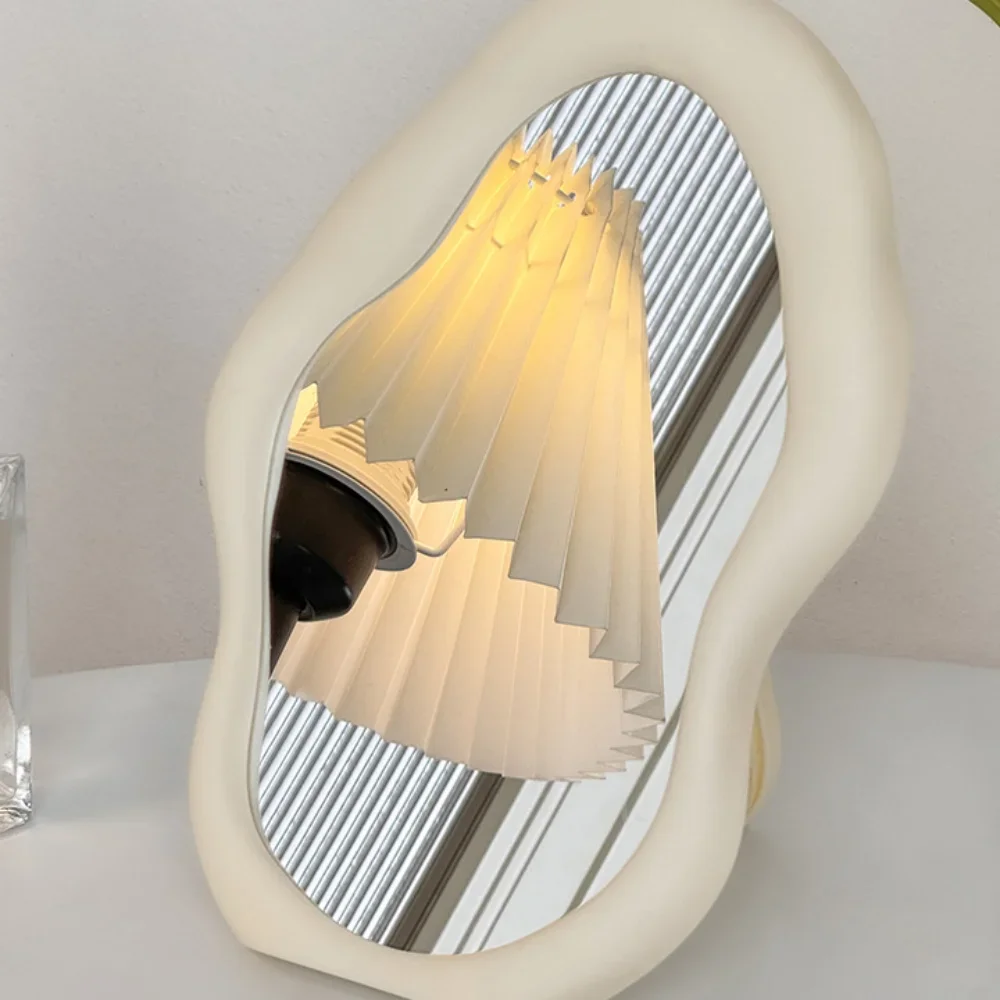 1 szt. Lustro do makijażu w stylu kremowym, dekoracyjne, nieregularne, proste lustro stojące na toaletkę, lustro ścienne w kształcie chmurki, francuskie lustro fryzjerskie.