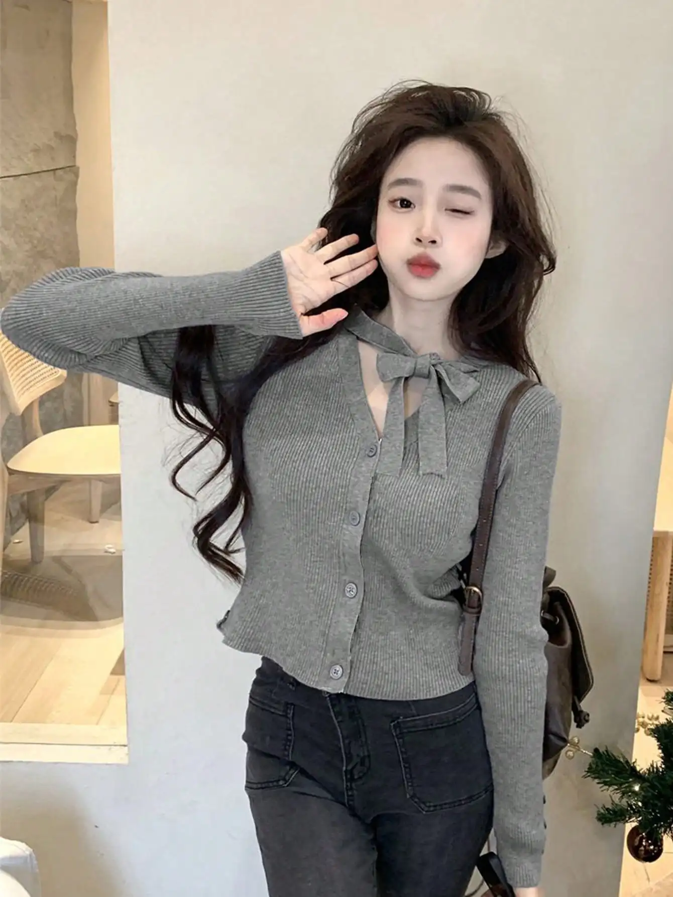 Korean Chic Autum Pure Lust Sexy Slim V-Neck Knitwear Unique and Chic Single-Breasted Short Top for Women