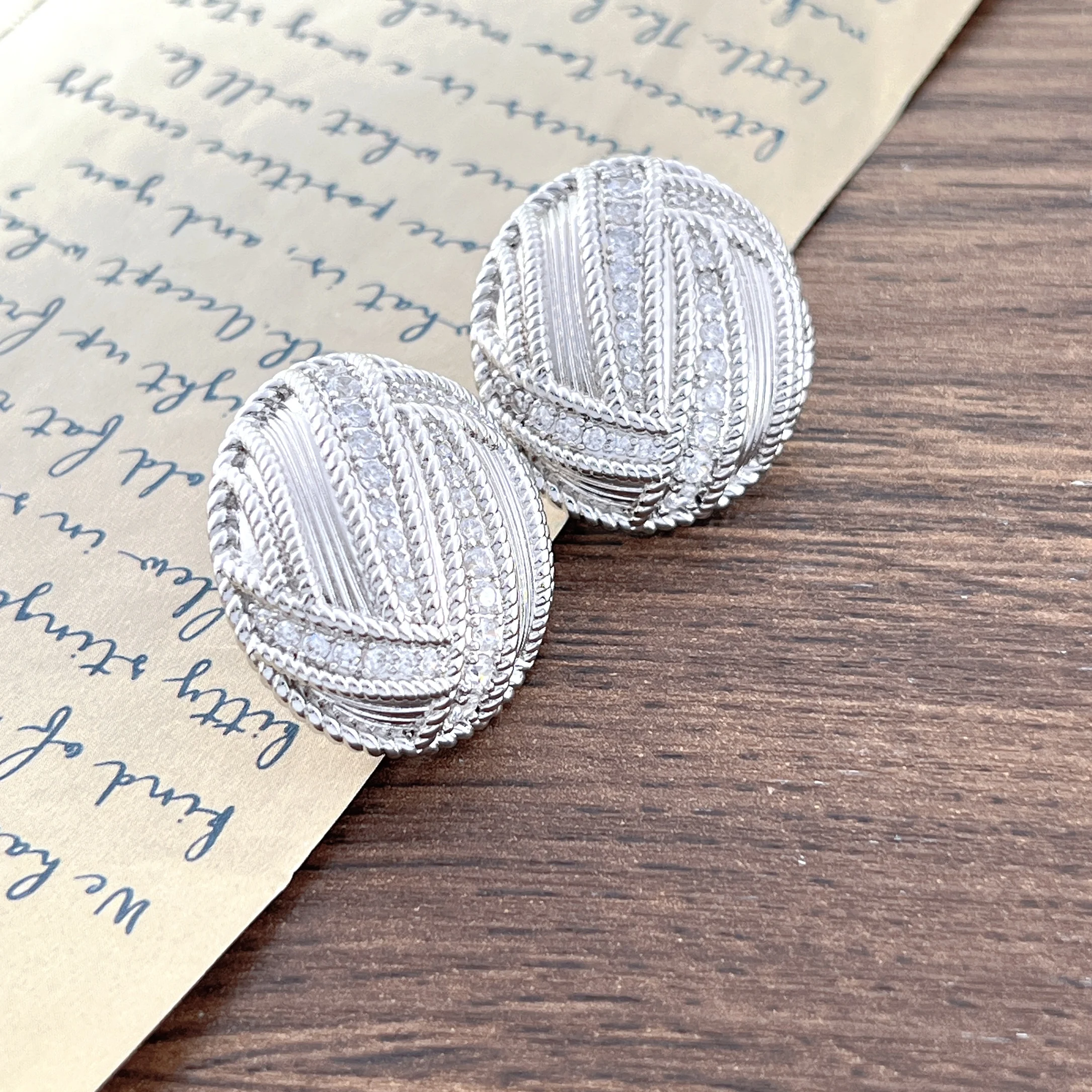 

Cross-border minimalist button-shaped zirconia stud earrings are a versatile accessory that fashionistas can wear every day