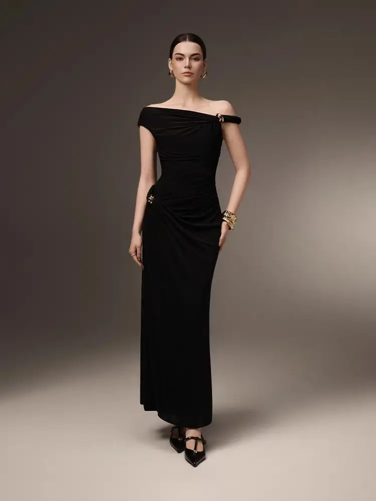 BEWQ فستان نسائي أنيق برقبة مائلة بدون أكمام محبوك مطوي زر معدني فستان الحفلات المسائية 2025 خريف جديد