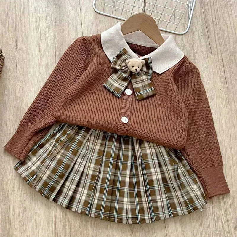 

2023 Autumn Winter Girls Clothing Set Cartoon Bear Bow Decoration Knitwear+Stripe Pleated Skirt 2Pcs For 2-6Y Kids Casual Suit