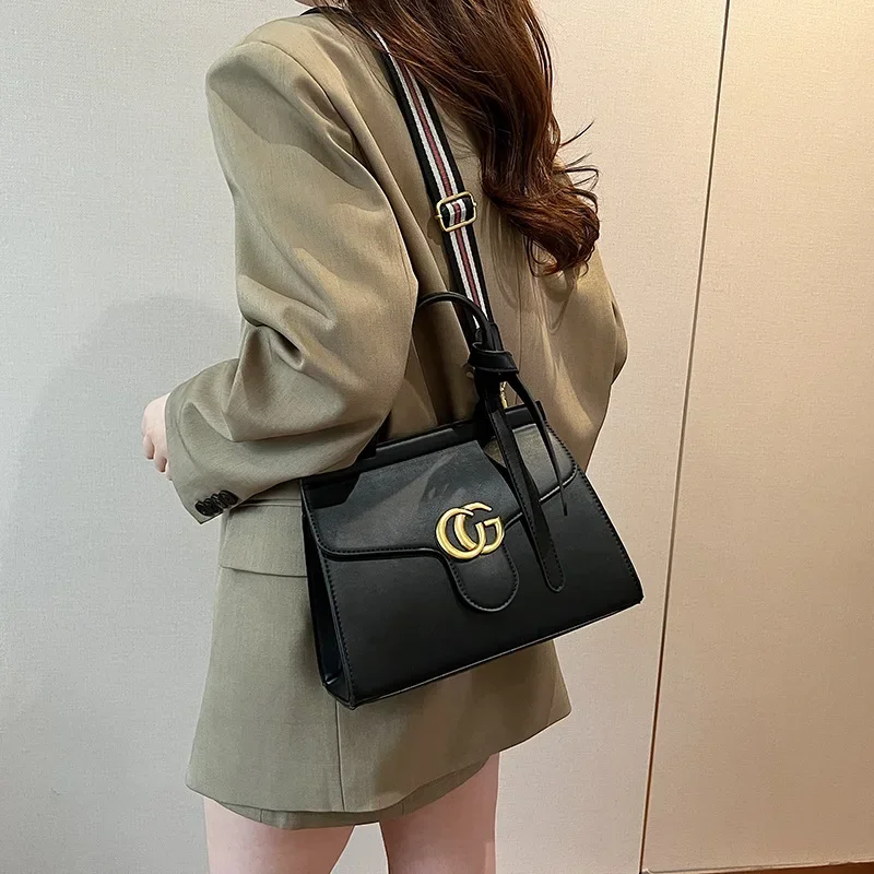 

2025 Women's Fashionable PU Bag Cute Design Adjustable Chain Strap Crossbody/Shoulder Bag for Commute & Shopping