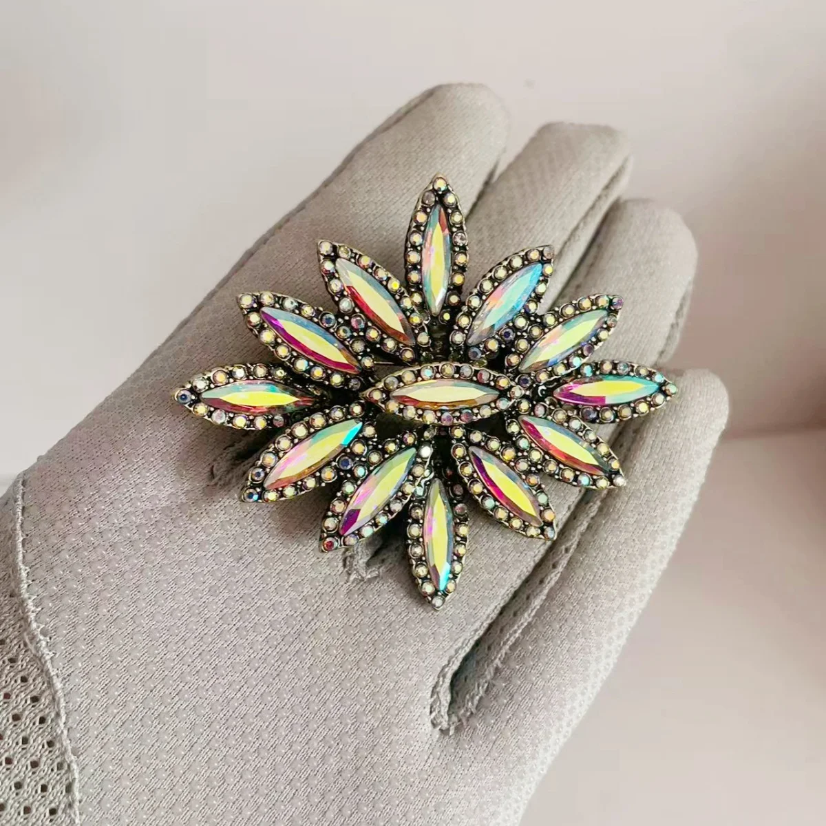 

MITTO FASHION JEWELRIES AND HIGH-END ACCESSORIES RHINESTONES PAVED STAR BURST PIN WOMEN DRESS VINTAGE BROOCH
