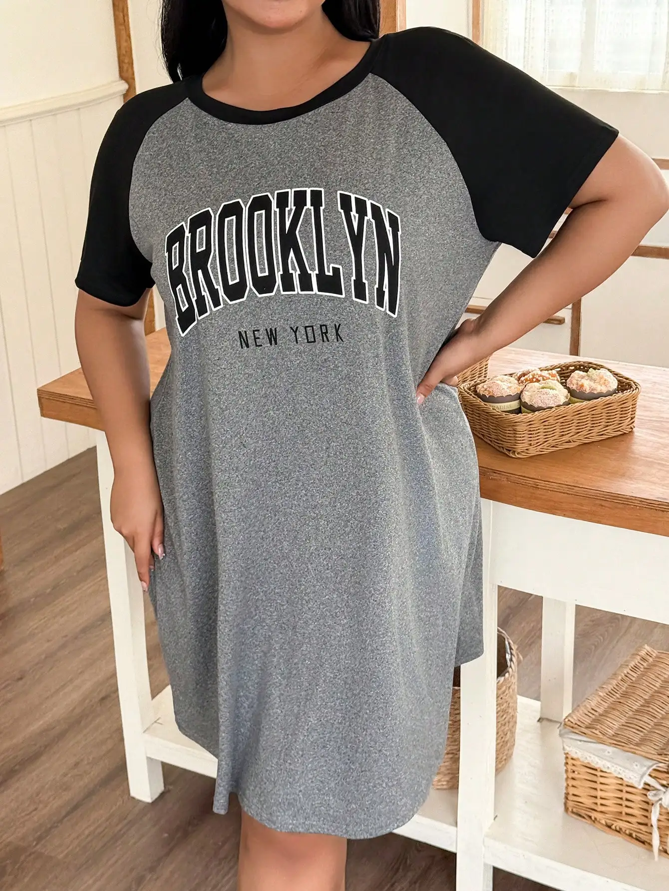 

Повседневная ночная рубашка больших размеров с контрастными рукавами и графическим принтом