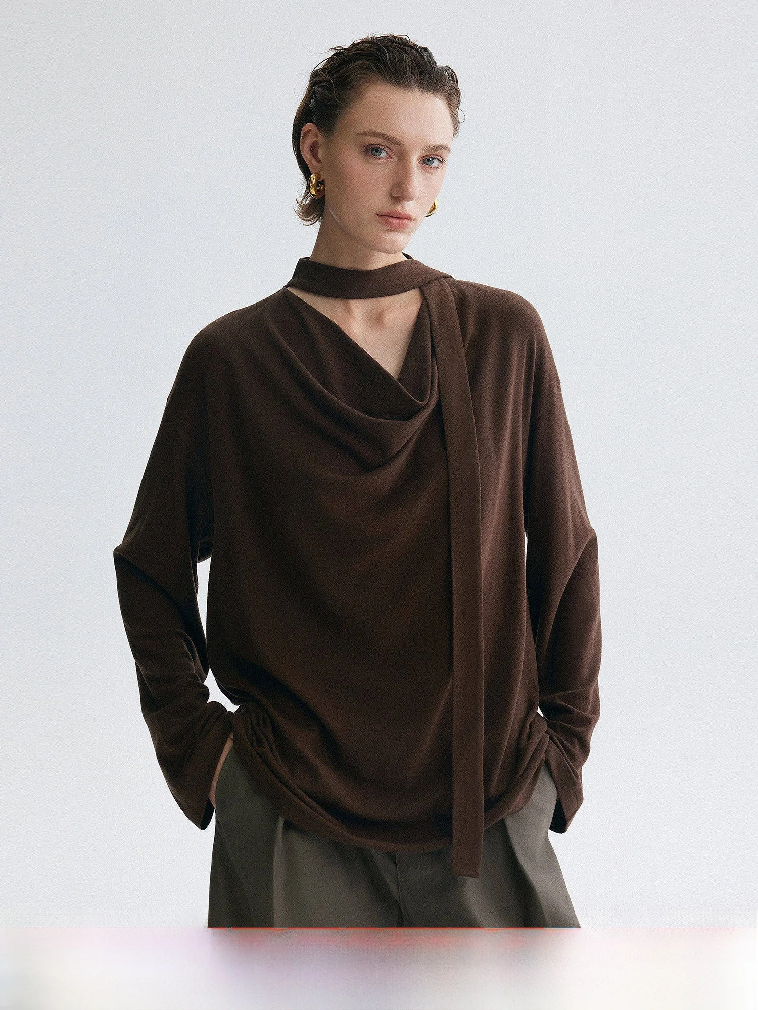 

Свободная драпированная блузка кофейного цвета с длинным рукавом для женщин, повседневная базовая модель для работы и на каждый день от Molycho