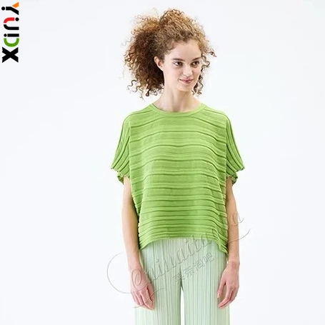 YUDX Blusa Miyake plisada a rayas de color verde lima con cuello redondo y manga corta, blusa básica informal ligera y suave para mujer, nueva