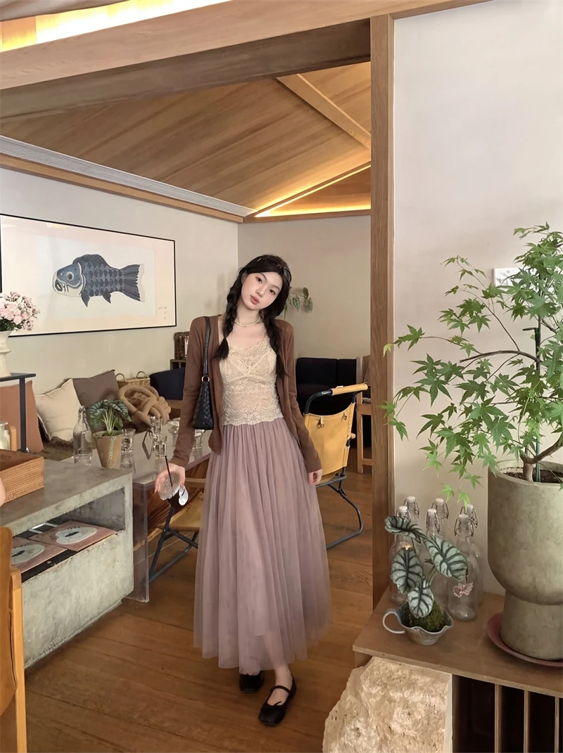 

Комплект из трех предметов: вязаный кардиган Kumikumi Gentle Wind Pure Color, женский кружевной топ на бретельках и летняя сетчатая юбка А-силуэта