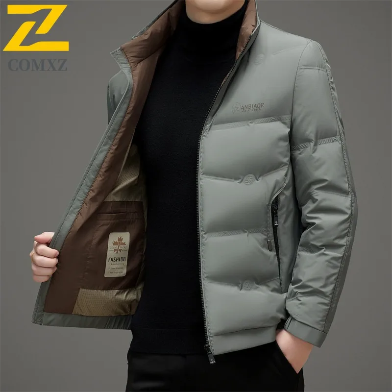 COMXZ 2025 アーバン通勤ダウンジャケット メンズ スタンドカラー 軽量デザインジャケット オフィス ストリートウェア 冬 旅行コートウェア