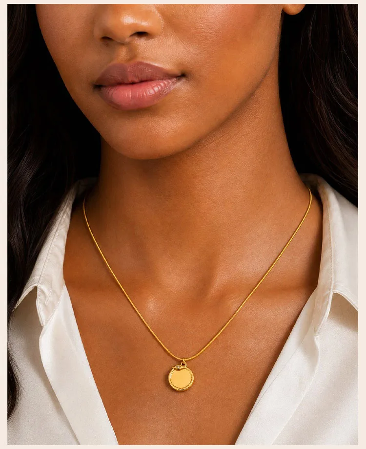 Personalisierte Initialen-Münz-Halskette, 18K vergoldete Edelstahl-Schlangenkette, individueller Schmuck für den Einzelhandel – Detail 4
