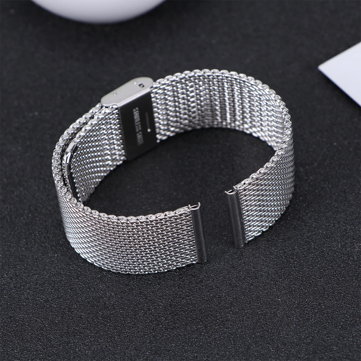 

22Mm Metal Mesh Watchband Stainless Steel Shark Pattern Exquisite Workmanship for Daily Elegant Wear