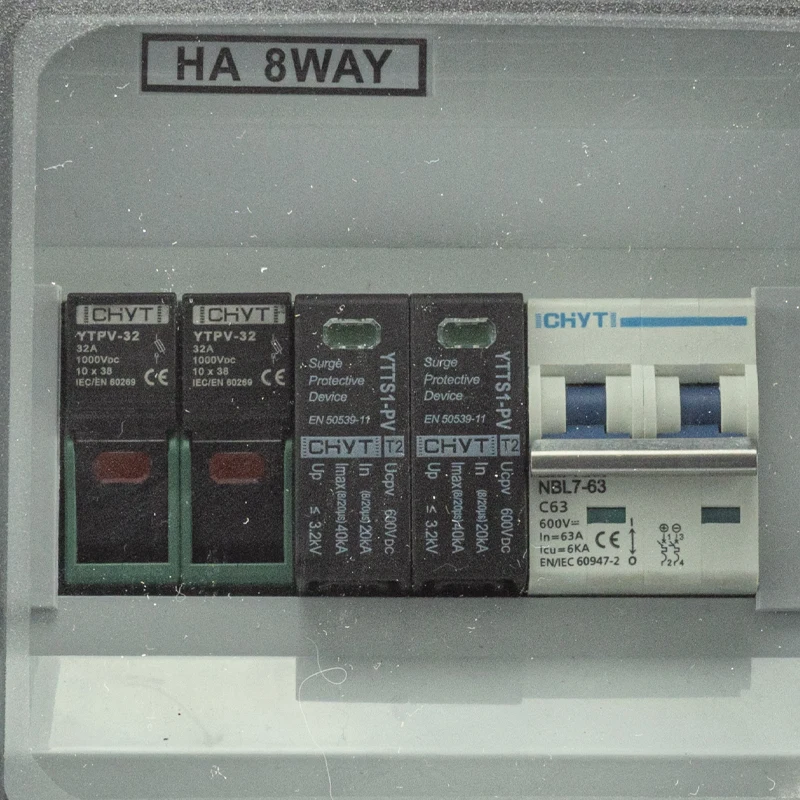 Surface Mounted 1-in-1-out 600V IP65 Solar PV Surge Lightning Protection DC Distribution Box Combiner Box