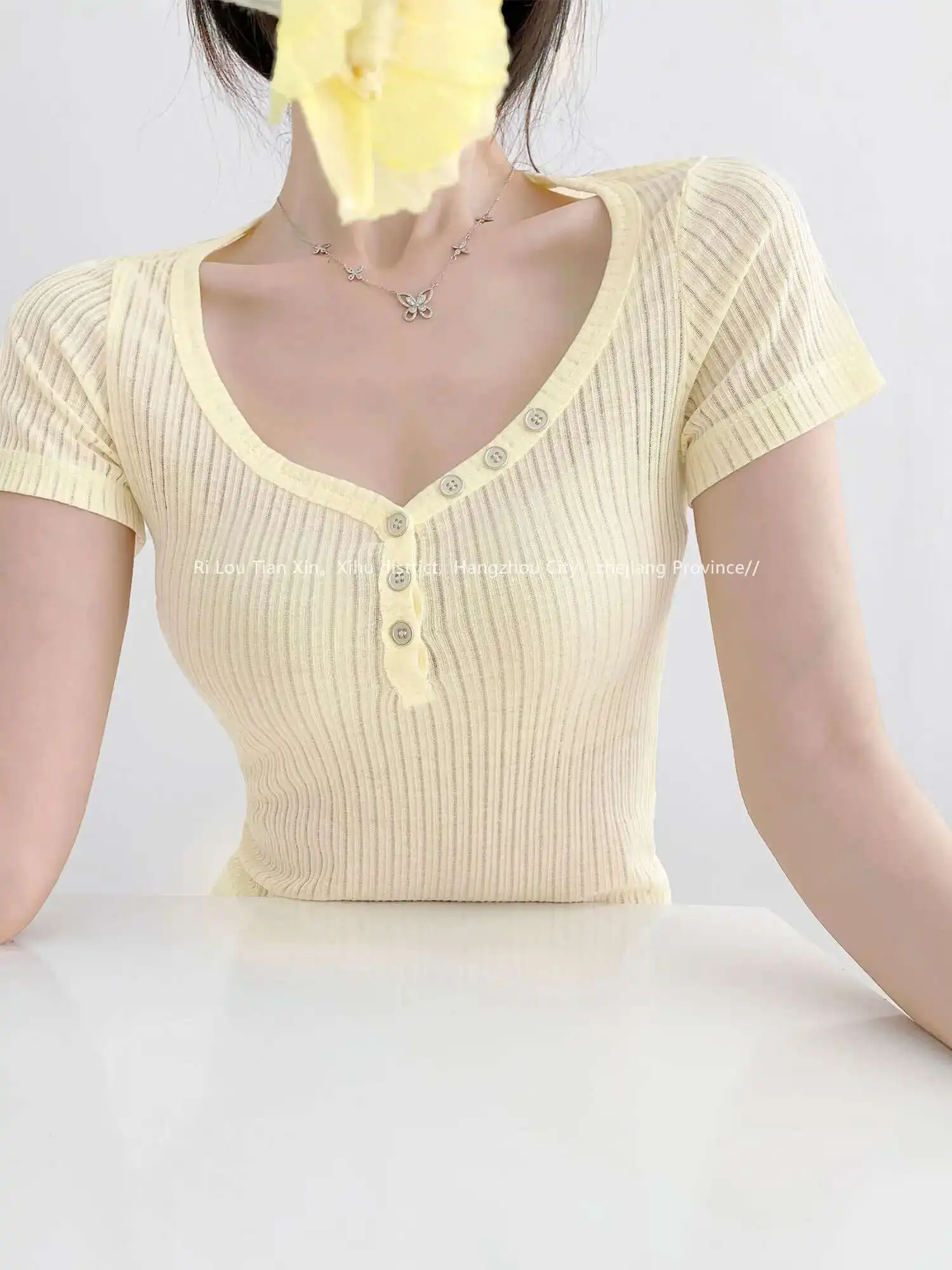 

Легкая микропрозрачная женская футболка с коротким рукавом, новинка лета 2024, Pure Desire Spicy Girl, вязаный топ на пуговицах с v-образным вырезом C12L