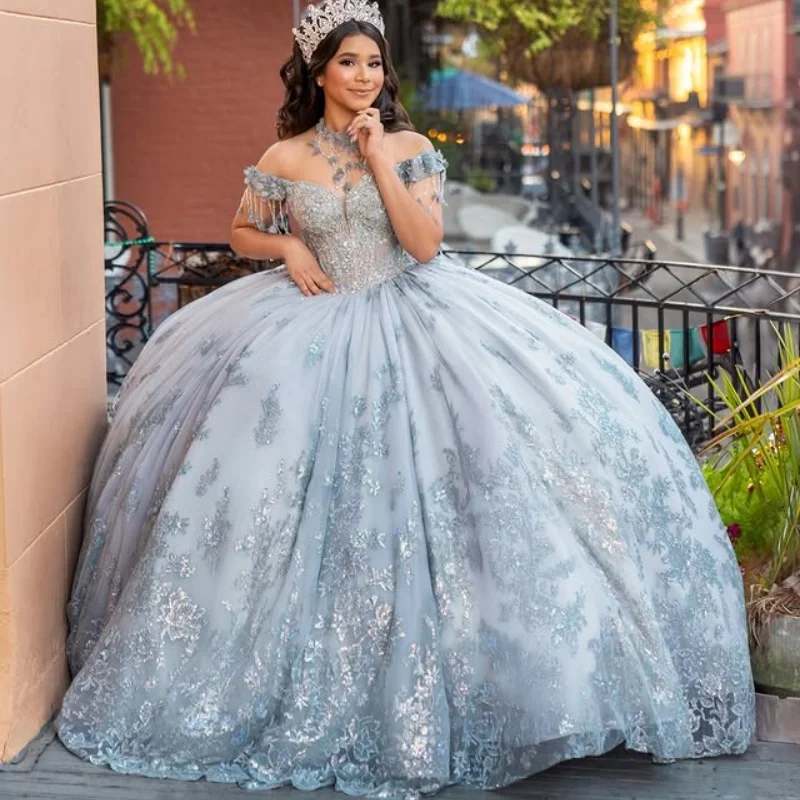 Vestido De quinceañera azul neblina, calcomanía con purpurina De cristal, hombros descubiertos, capas, cola larga, lazo, Vestidos De 15 quinceañera ﻿ Personaliza