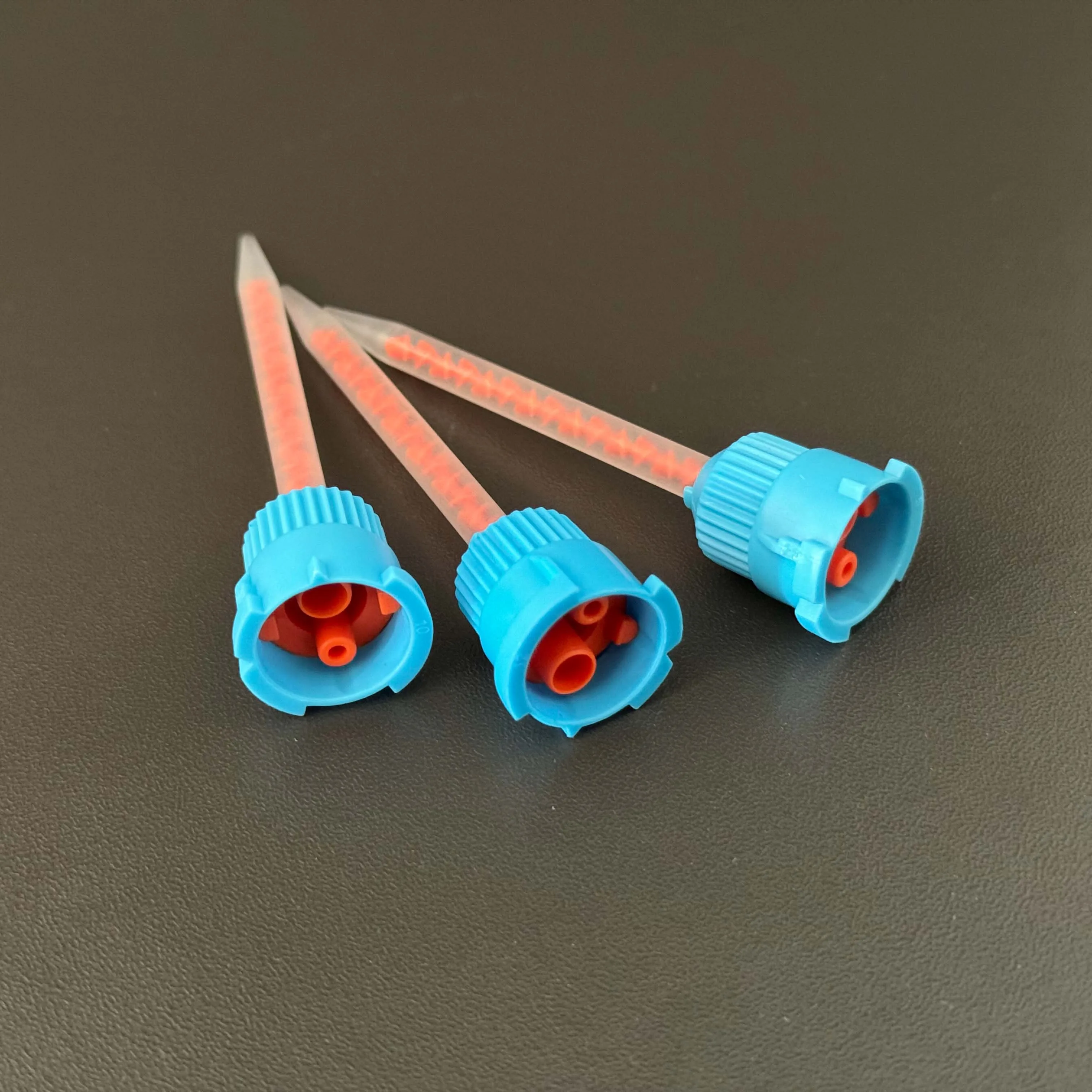 Miscelatore statico MBX 3.2-16S utilizzato per mescolare colla a due componenti 200 pezzi