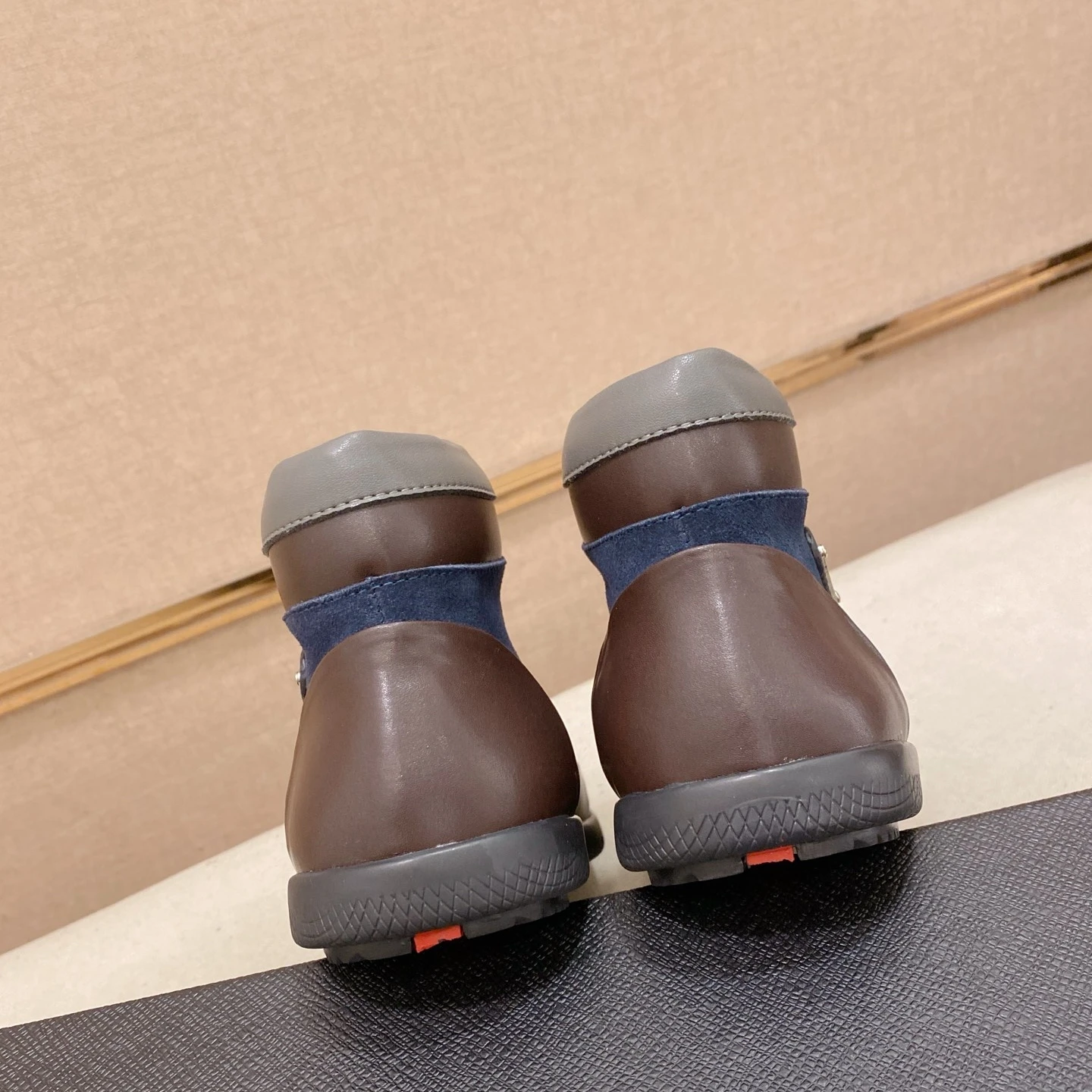 Zapatos altos hechos a mano de marca de lujo para hombre, botas de senderismo informales de cuero hasta el tobillo para el desierto, cuero de vaca de grano superior, regalos de vacaciones a la moda