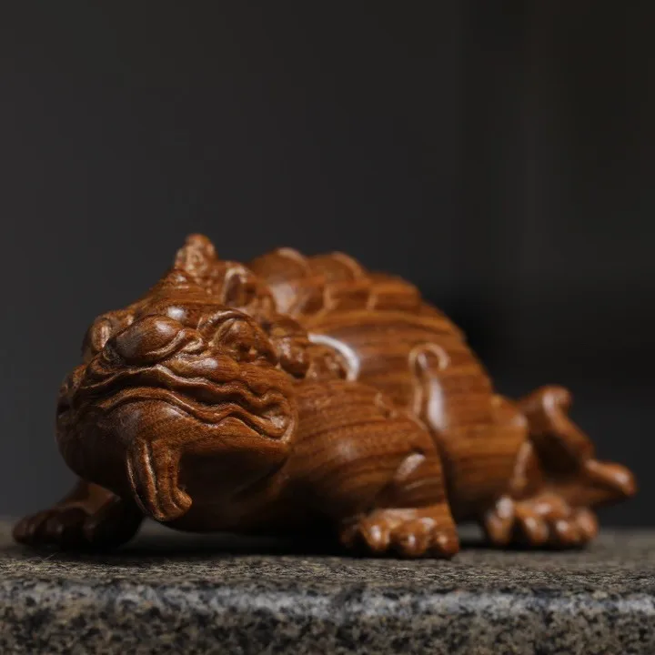 Chinese Auspicious Green Sandalwood Hand Carved Pixiu Ornament Wealth Attracting Lucky Handheld Fidget Pendant Tea Pet Home Deco