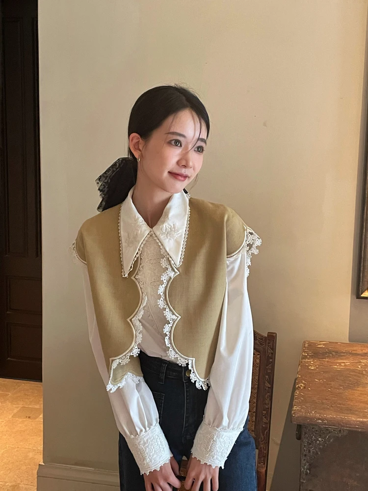 

Женский топ с коротким рукавом и вышивкой, кружевными вставками и дизайнерским декором для ранней осени, модный и элегантный