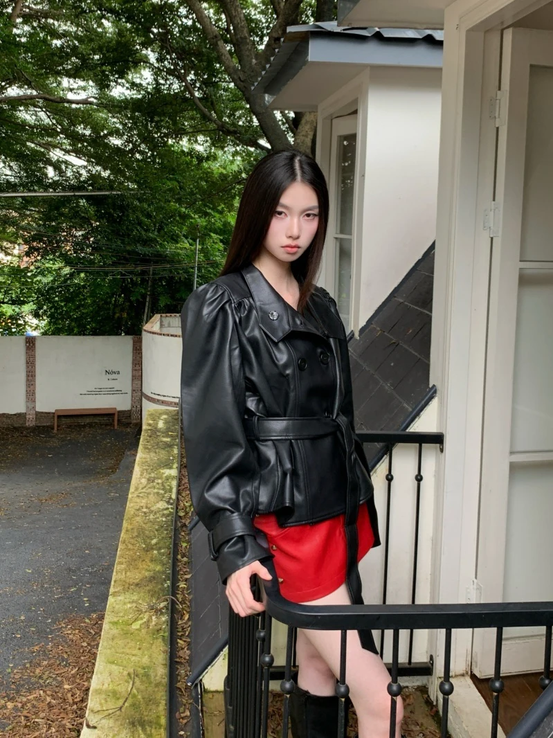 黒のファッショナブルなカジュアルバイカージャケット レディース ハイエンドレザージャケット デザインセンセーション ストリートスタイル ショート丈 合成皮革