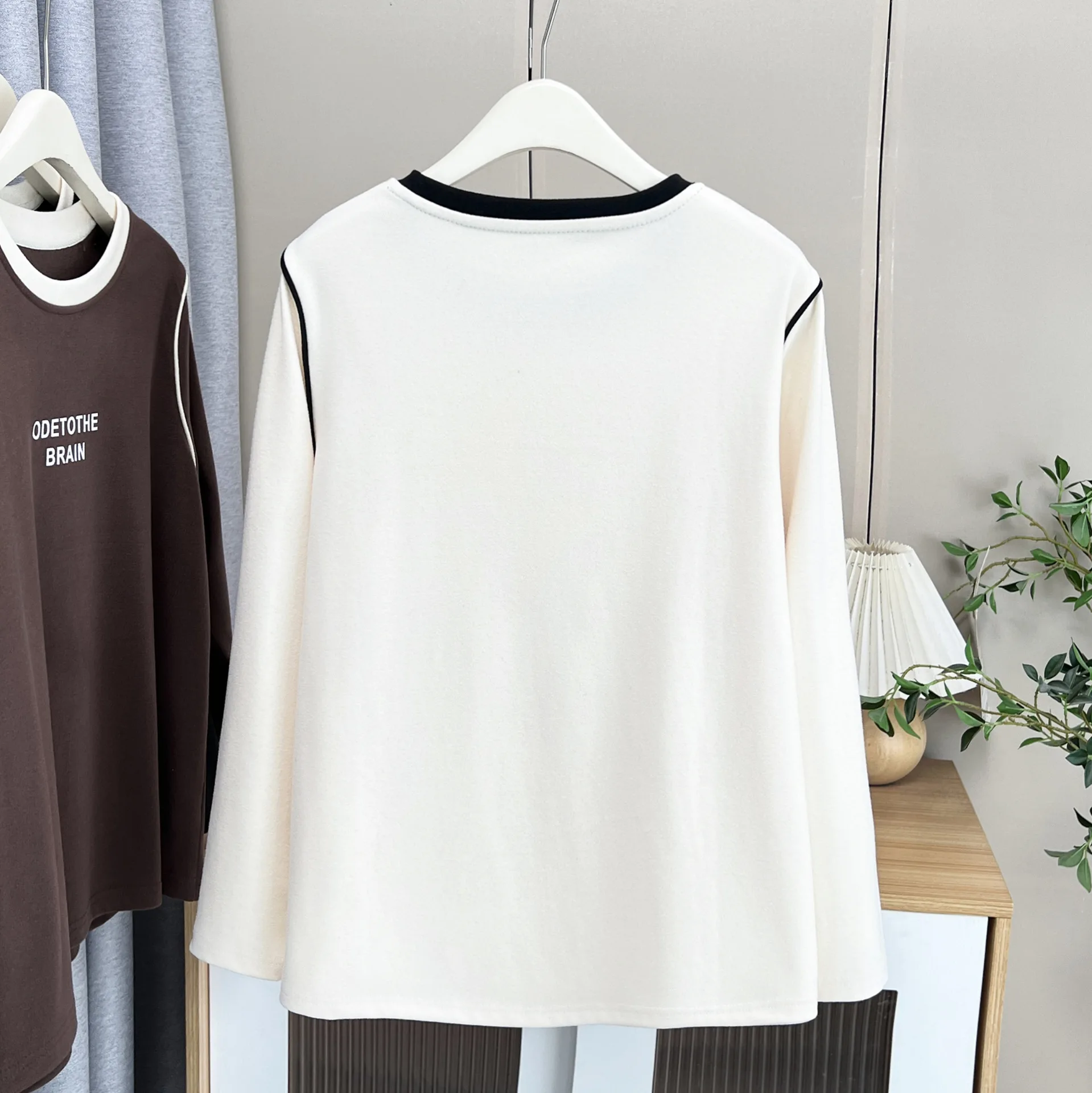 T-shirt da donna XXXXL moda taglie forti autunno e inverno nuova semplice stampata piccola lettera ispessita DE velluto caldo top 2531