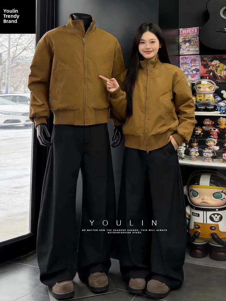 

Мужская куртка-бомбер в американском ретро-стиле, коричневая, с воротником-стойкой, приталенного кроя, с длинными рукавами, молодежная, из хлопка