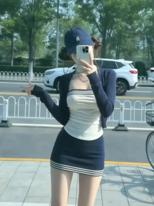 

Сексуальный комплект из трех предметов: короткая юбка, топ-бюстье и топ с рукавом до локтя. Женская мода для весны, лета и осени, идеально для свиданий.