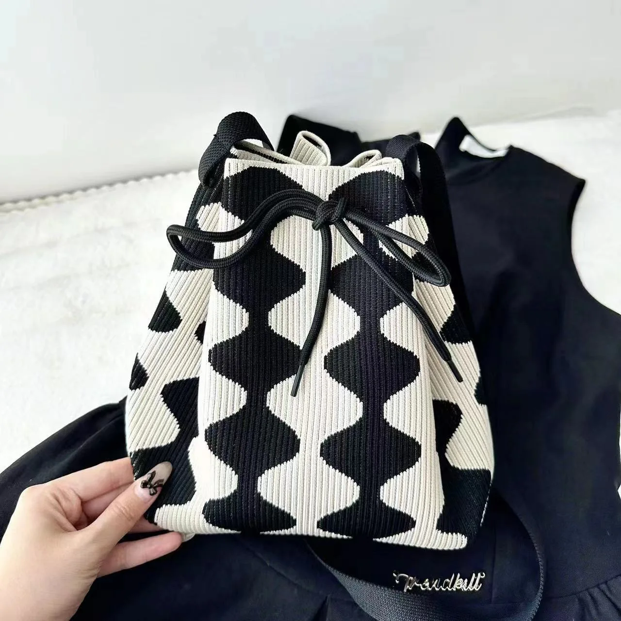 

Tote Bag Female Knitted Woolen Bucket Bag Large Capacity Woolen Bag Shoulder Bag Knitted Bag For Women Daily Lunch Tote Pouch