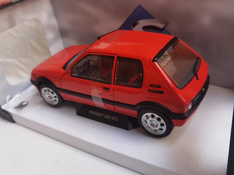 1:18 Scale P 205 GTI Simulation Alloy Car Model Diecast Toy Collectible Ornaments