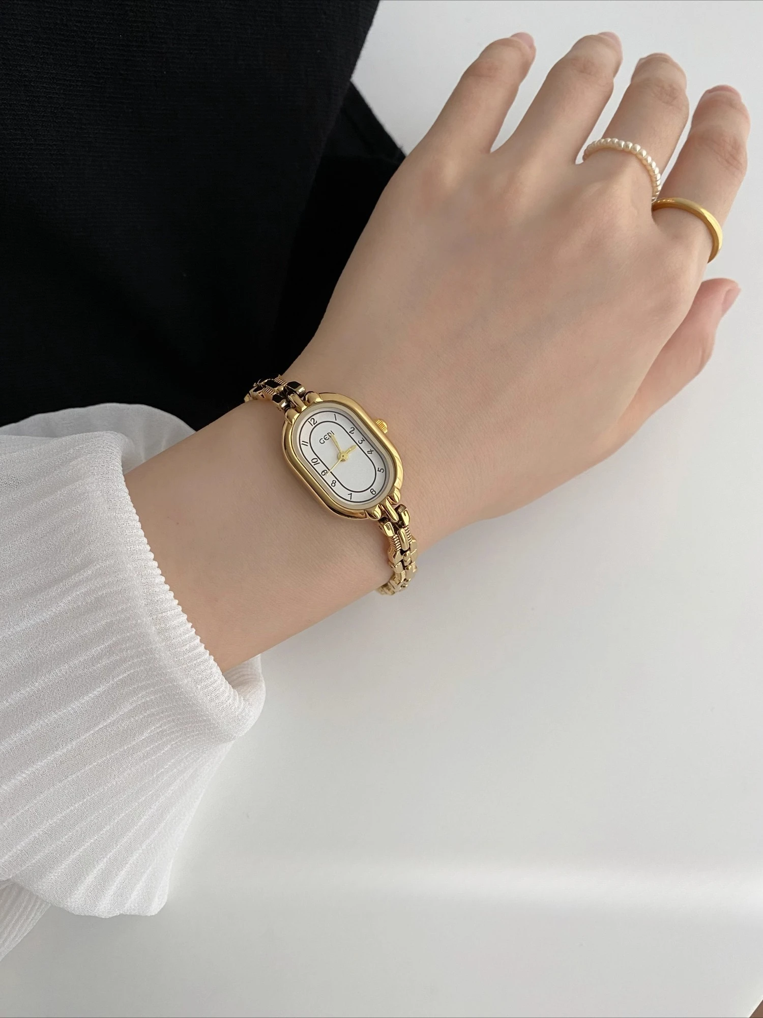 ساعة نسائية أنيقة، ساعة كوارتز عصرية رائعة وأنيقة جديدة مطلية بالذهب على الطراز العتيق. #1