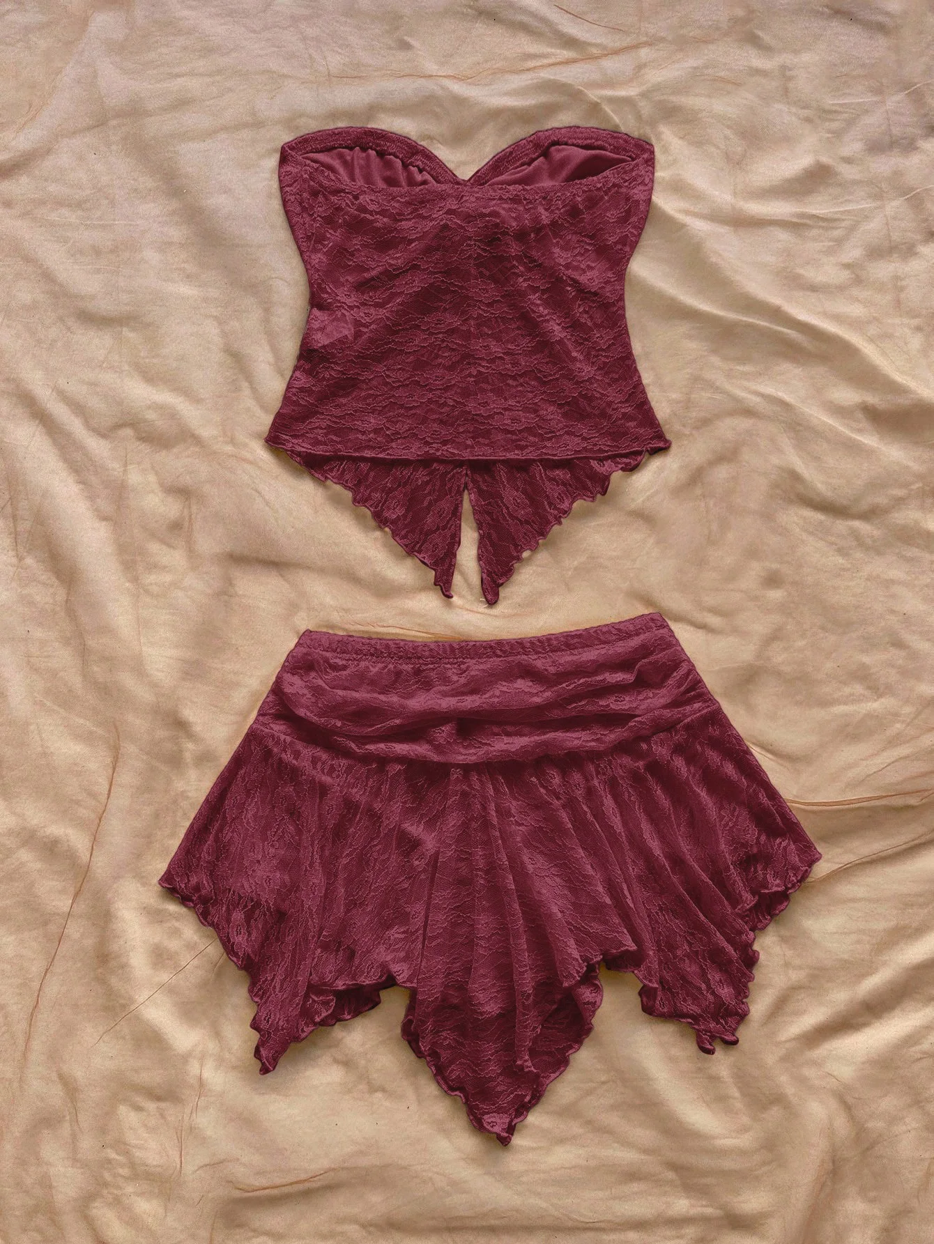 يرتدي السيدة ملابسًا أنيقة مكشوفة الكتفين مع قمة عميقة وتنورة متوسطة الطول. #4