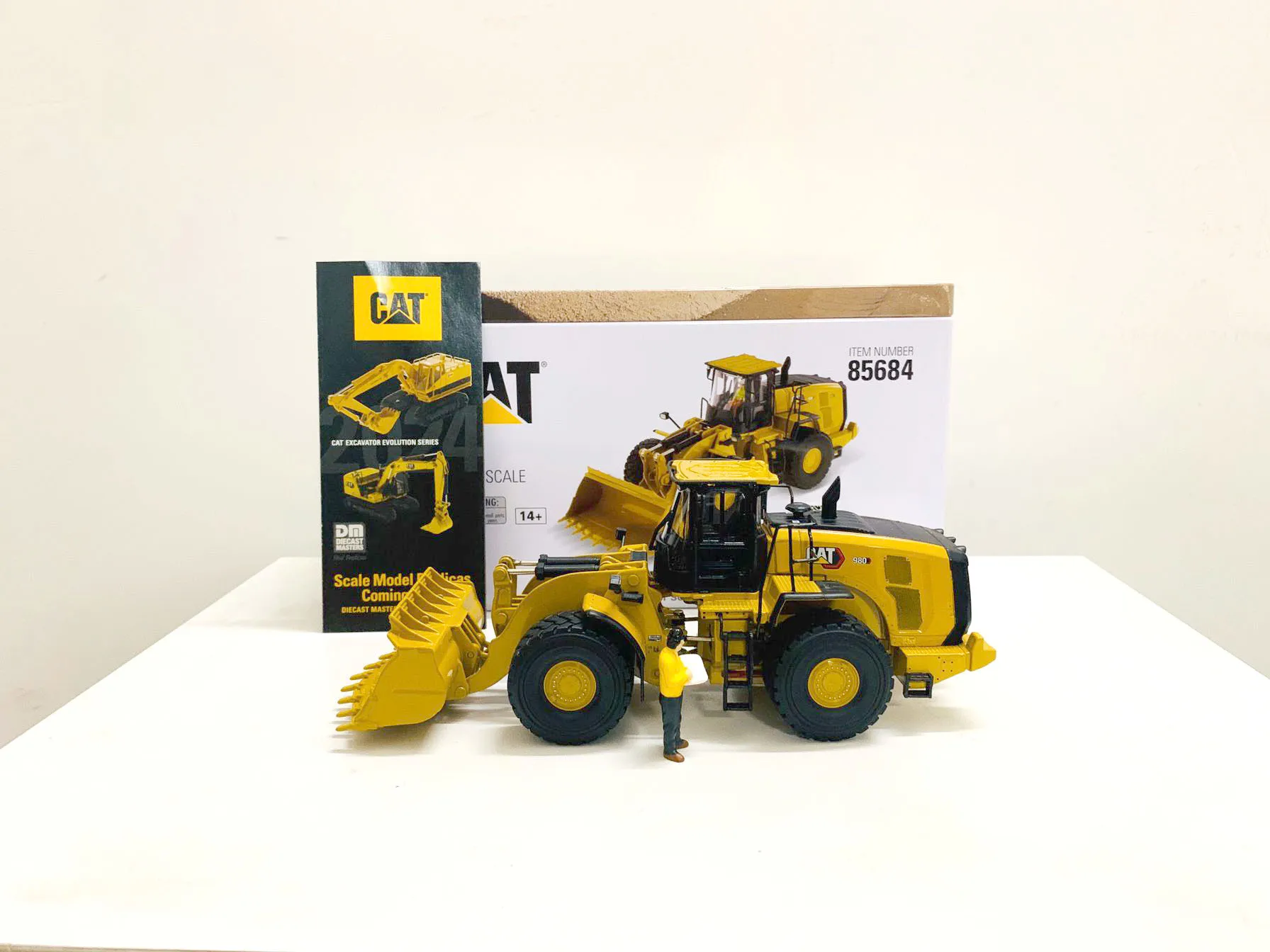 

DM Cat 980 Wheel Loader 1:50 Scale Metal By DieCast Masters 85684 Collectible Model New in Box