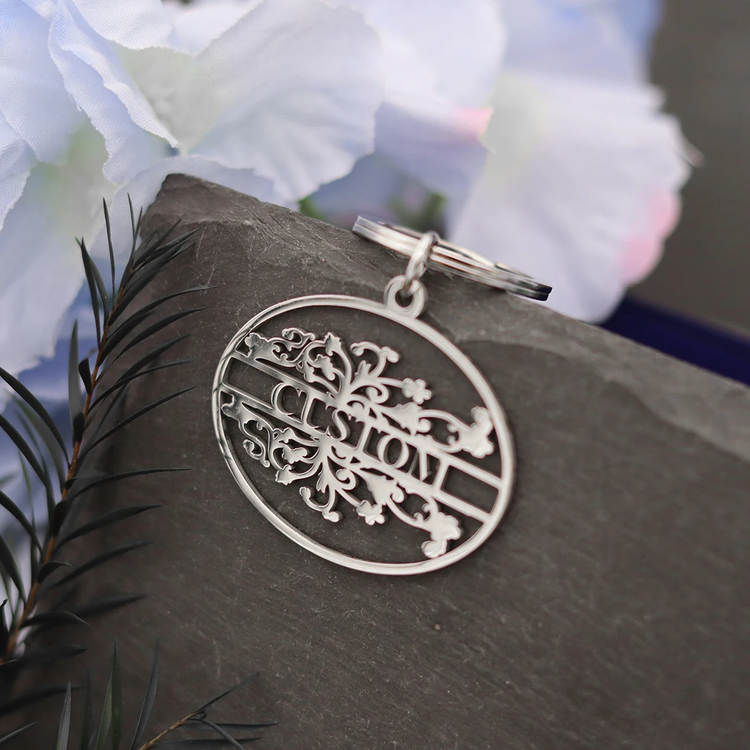 QIAMNI مخصص محفورة تاريخ اسم رقم المفاتيح الفولاذ المقاوم للصدأ شخصية لوحة مفتاح سلسلة هدية مخصصة زهرة كيرينغ