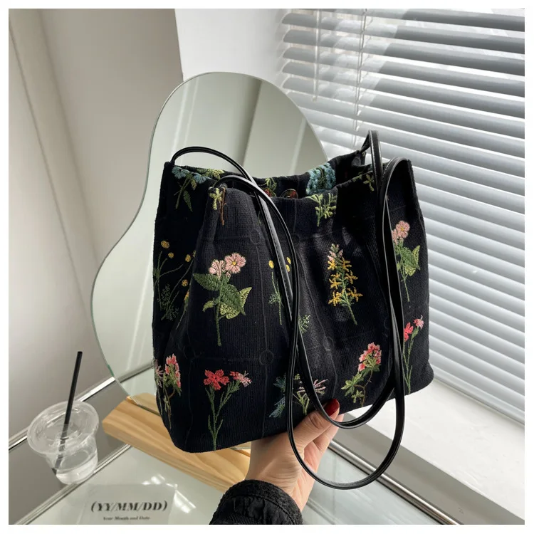 Bestickte Einkaufstasche mit großer Kapazität Frauen Sommer trend ige Stoff tasche Nische Stickerei Umhängetasche Textur Beutel tasche Segeltuch tasche