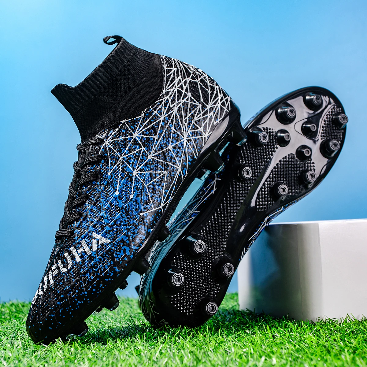 รองเท้าฟุตบอลระดับพรีเมียมแบบหุ้มข้อ สไตล์ยูนิเซ็กส์ มีให้เลือกทั้งแบบสตั๊ดยาวและสั้น เลือกได้ 3 สีตามความสะดวกของคุณ
