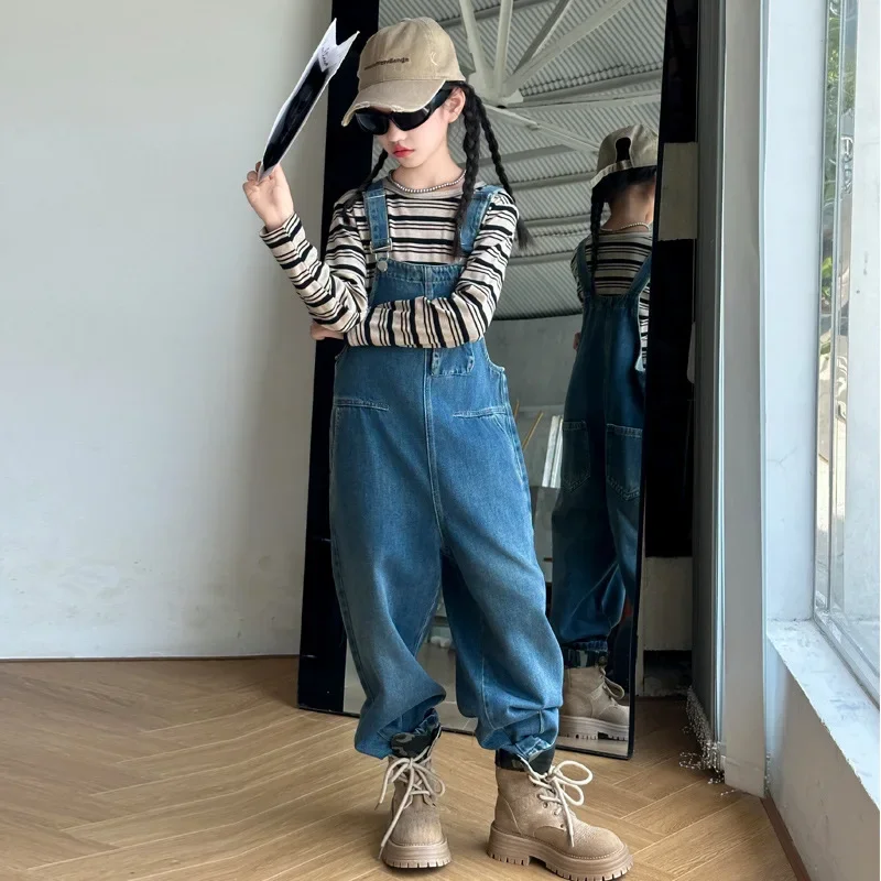 

Комплект для девочек-подростков, весна-осень 2023, школьный комплект в полоску с круглым вырезом для девочек + джинсовый комбинезон, детский комплект из 2 предметов с длинными рукавами для девочек