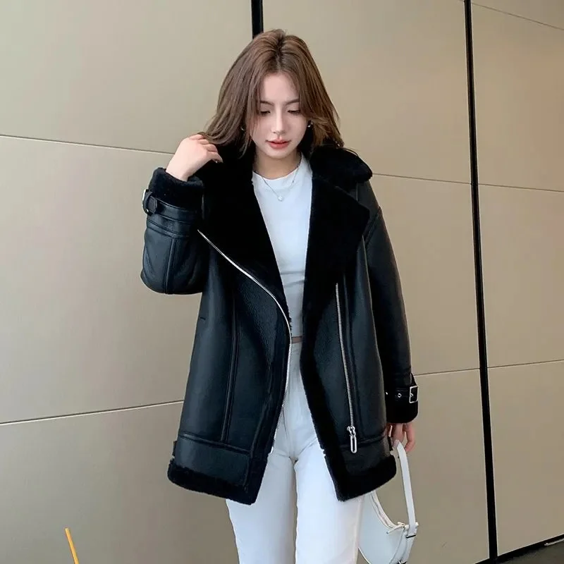 เสื้อแจ็คเก็ตหนังเทียมขนแกะเทียมสำหรับผู้หญิง สไตล์สตรีทแวร์ ทรงหลวม อุ่นสบาย แบบวินเทจ ซิปติด ตัดต่อผ้าหนา ดีไซน์เก๋ไก๋