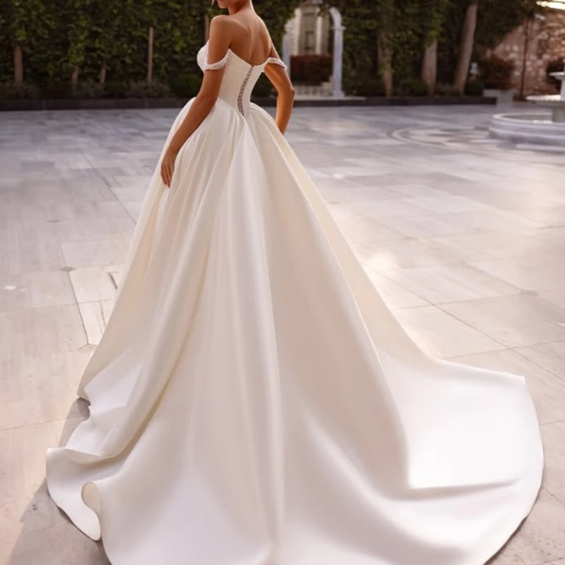 تخصيص الساتان بسيط الكرة البيضاء ثوب فساتين الزفاف الملكي كريستال زين اللؤلؤ حبة ذيل طويل صنع رداء دي