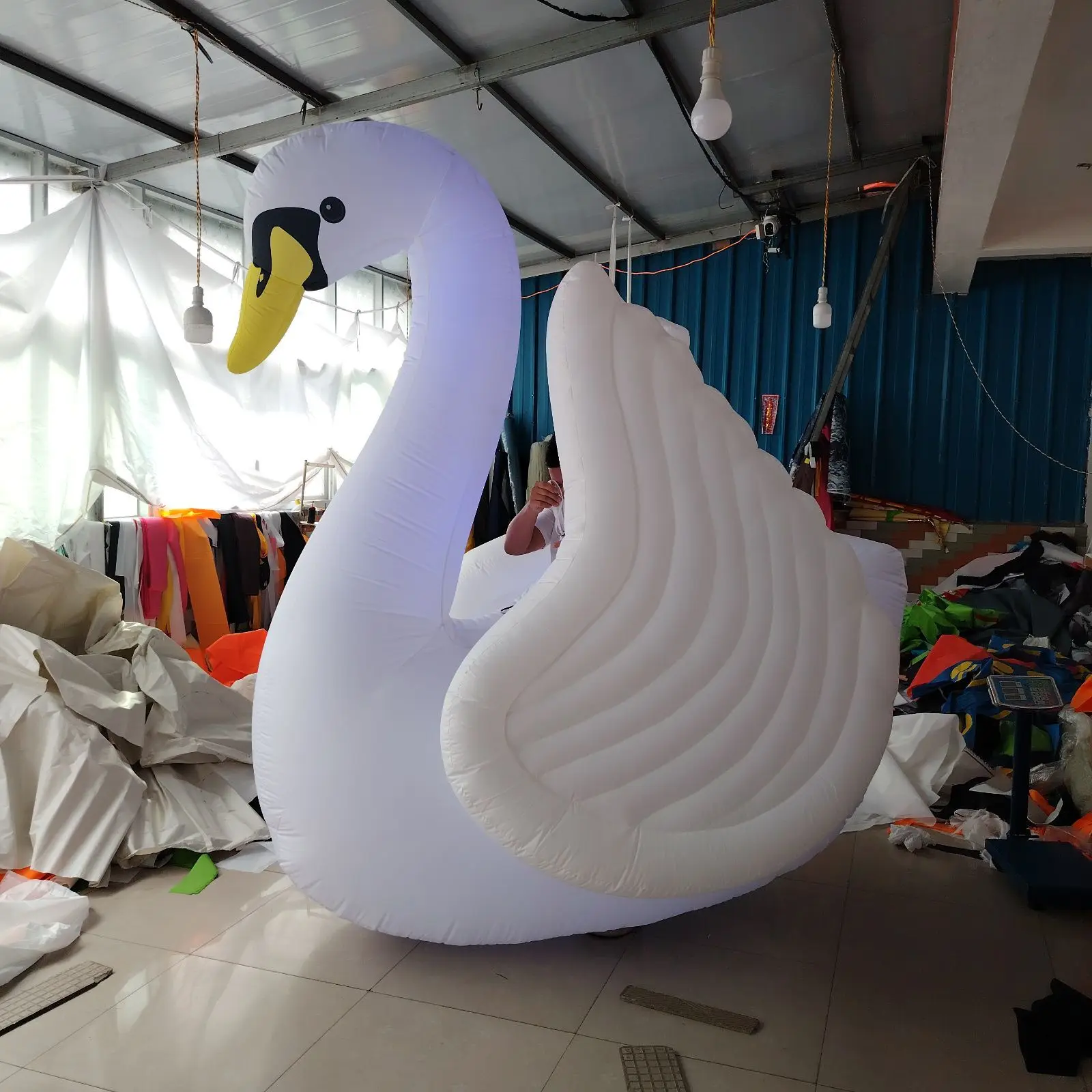 Walking Inflatable Goose Mascot Suit Custom Led Inflatable Swan Costume For Carnival Parade Performance